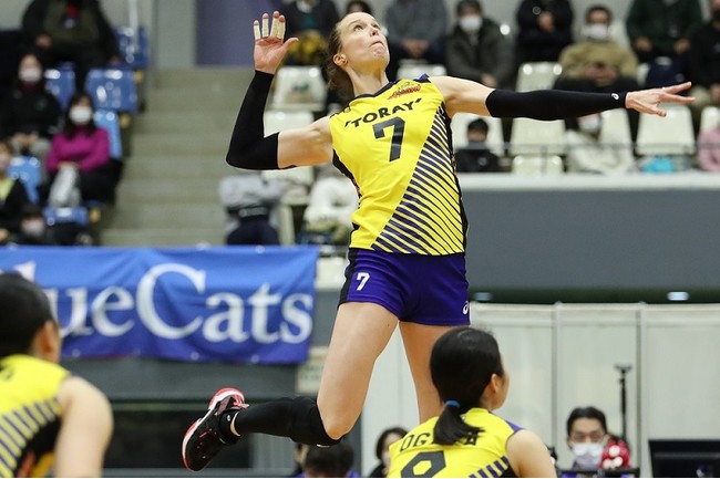 総得点ランキング現在1位の東レ・クラン,ヤナのアタック 写真は3月6日 対日立Astemo戦 