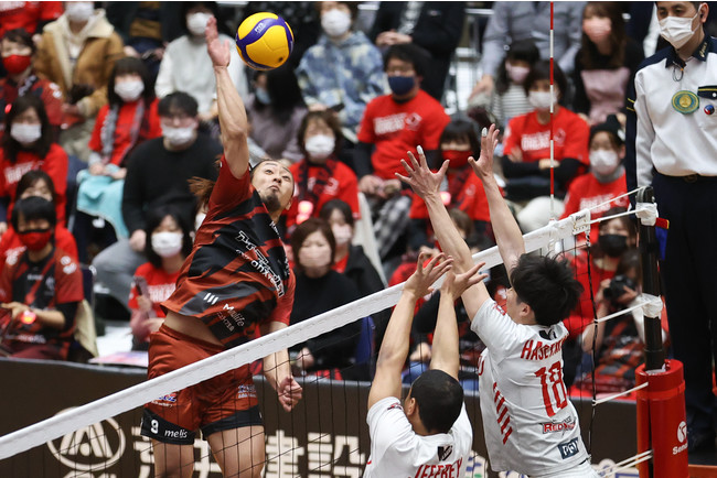 昨季王者に勝利し、V2男子初優勝を果たしたヴォレアス・佐々木博秋のアタック 3月27日 対富士通戦 第1セット 昨季王者に勝利し、V2男子初優勝を果たしたヴォレアス・佐々木博秋のアタック 3月27日 対富士通戦 第1セット