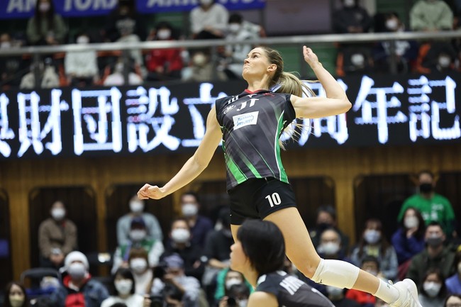 最終戦を勝利し優勝を決めたJT・ドルーズ,アンドレアのアタック 写真は3月13日 対PFU戦