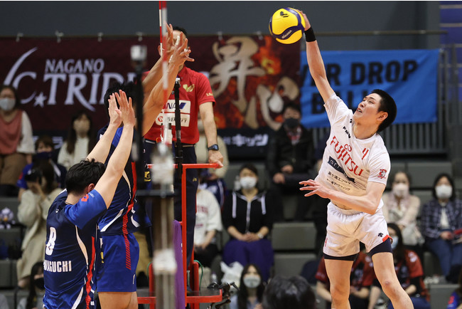V.LEAGUEになってから初のV・チャレンジマッチに出場し、勝利を上げた富士通・柳田百織のアタック 4月9日 対大分三好戦 V.LEAGUEになってから初のV・チャレンジマッチに出場し、勝利を上げた富士通・柳田百織のアタック 4月9日 対大分三好戦