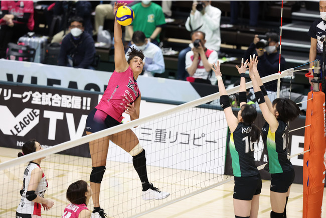 両チームで最多得点を上げ、チームに勝利をもたらした姫路・プラク ,セレステ 4月9日 対群馬銀行戦 第1セット 両チームで最多得点を上げ、チームに勝利をもたらした姫路・プラク ,セレステ 4月9日 対群馬銀行戦 第1セット