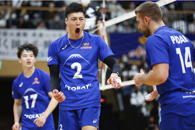 滋賀県草津市で行われた男女共催大会で勝利した東レアローズ男子 11月5日 対 ジェイテクトSTINGS戦 第3セット 滋賀県草津市で行われた男女共催大会で勝利した東レアローズ男子 11月5日 対 ジェイテクトSTINGS戦 第3セット