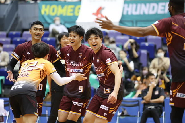 念願の勝利を掴み歓喜に沸くホームのファンとVC長野の選手たち 写真は10月22日 対 JT広島戦 念願の勝利を掴み歓喜に沸くホームのファンとVC長野の選手たち 写真は10月22日 対 JT広島戦