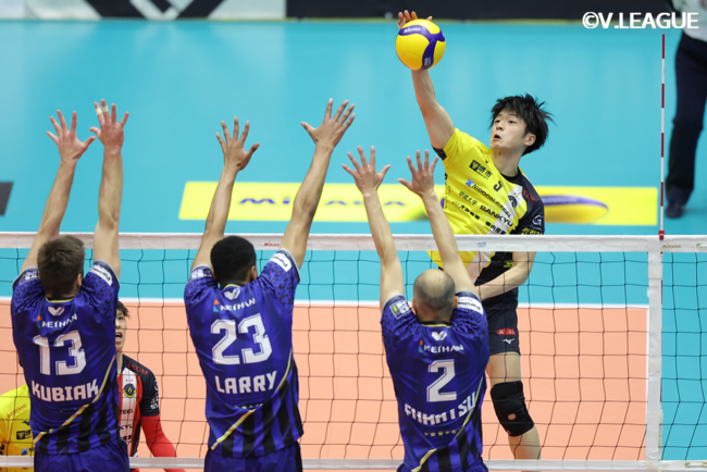 スパイクとサーブで得点を重ね奮闘した堺の迫田郭志選手 4月9日 対パナソニック戦 第1セット スパイクとサーブで得点を重ね奮闘した堺の迫田郭志選手 4月9日 対パナソニック戦 第1セット