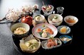 【明治記念館】“彩り豊かな春の味覚を堪能!” 平日限定・室料サービスで懐石料亭「花がすみ」のランチ「春ざんまい御膳」をご用意しています