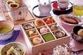 【明治記念館】“平日ランチ限定・懐石料亭「花がすみ」の春のアフタヌーンティー” 落ち着いた料亭の個室で味わう甘味・軽食とお飲み物の数々をお愉しみください