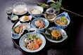 【明治記念館】“旬の食材を少しずつバラエティー豊かにお召し上がり頂ける平日ランチ限定のメニュー!” 懐石料亭「花がすみ」の個室で「夏ざんまい御膳(8,470円・税サ込・室料サービス)」を提供しています