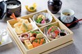 【明治記念館】“平日限定で団体のお客様向けグループランチをご案内!” 館内レストラン「羽衣」自慢の天麩羅やお造りといった旬の海や山の幸を「季節の四つ切り弁当膳」に詰め込みました