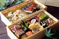 【明治記念館】7月1日より鮨・天麩羅・鉄板焼「羽衣」にて期間限定「納涼弁当」をご提供-旬の味覚を彩り豊かに詰め込んだ、夏を愉しむテイクアウト弁当-