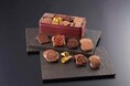 【明治記念館】発売のたびに完売必至の「プレミアム・チョコレートクッキー」が待望の再登場！贅沢なカカオを堪能する珠玉の8フレーバー入り特製クッキー缶が予約受付開始。9月29日より順次配送いたします。