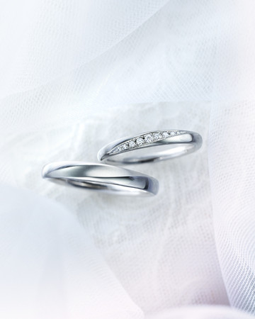 2022YEAR MODEL-Marriage ring-　レディスマリッジリング〔Pt950、Diamond〈ハート＆キューピッド〉〕￥143,000（税込）／メンズマリッジリング〔Pt950〕￥107,800～（税込）