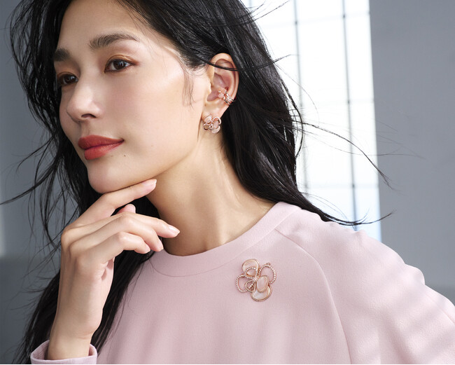 ブローチ¥27,500、イヤリング(ピアス)¥27,500、イヤーカフ2点セット¥14,300 ブローチ¥27,500、イヤリング(ピアス)¥27,500、イヤーカフ2点セット¥14,300