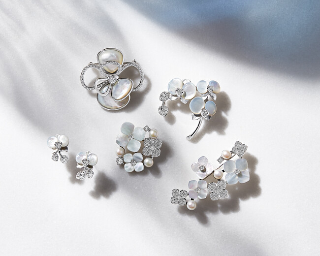 シェルローズ ブローチ¥27,500、胡蝶蘭ブローチ¥25,300、胡蝶蘭イヤリング(ピアス)¥17,600、シェルフラワー ブローチ¥28,600、シェルフラワー ブローチ¥38,500 シェルローズ ブローチ¥27,500、胡蝶蘭ブローチ¥25,300、胡蝶蘭イヤリング(ピアス)¥17,600、シェルフラワー ブローチ¥28,600、シェルフラワー ブローチ¥38,500