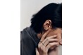 【PLUS VENDOME】極細のラインで描く「FINELINETATTOO」コレクションに、耳元に洗練された輝きを添えるレイヤード自在な新作イヤーカフが登場。