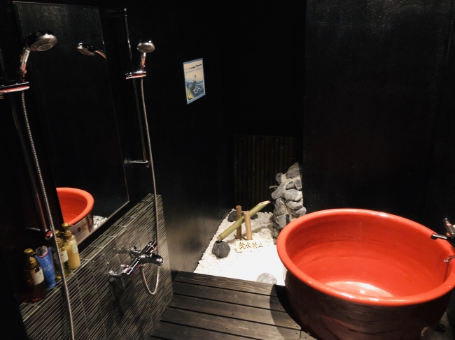 黒で囲まれた和の浴室