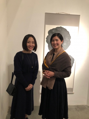 Gallery Nao Masakiオーナーの正木なお氏（右）と、参加アーティストのAyako Someya氏（左）