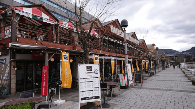 長崎県出島ワーフ（Amazon Payの黄色いのぼりはキャッシュレス決済可能のしるし）