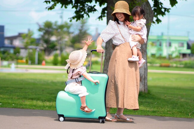 子供が喜ぶキャリーケース「オリベラ」に新色！北海道、東北のサックス