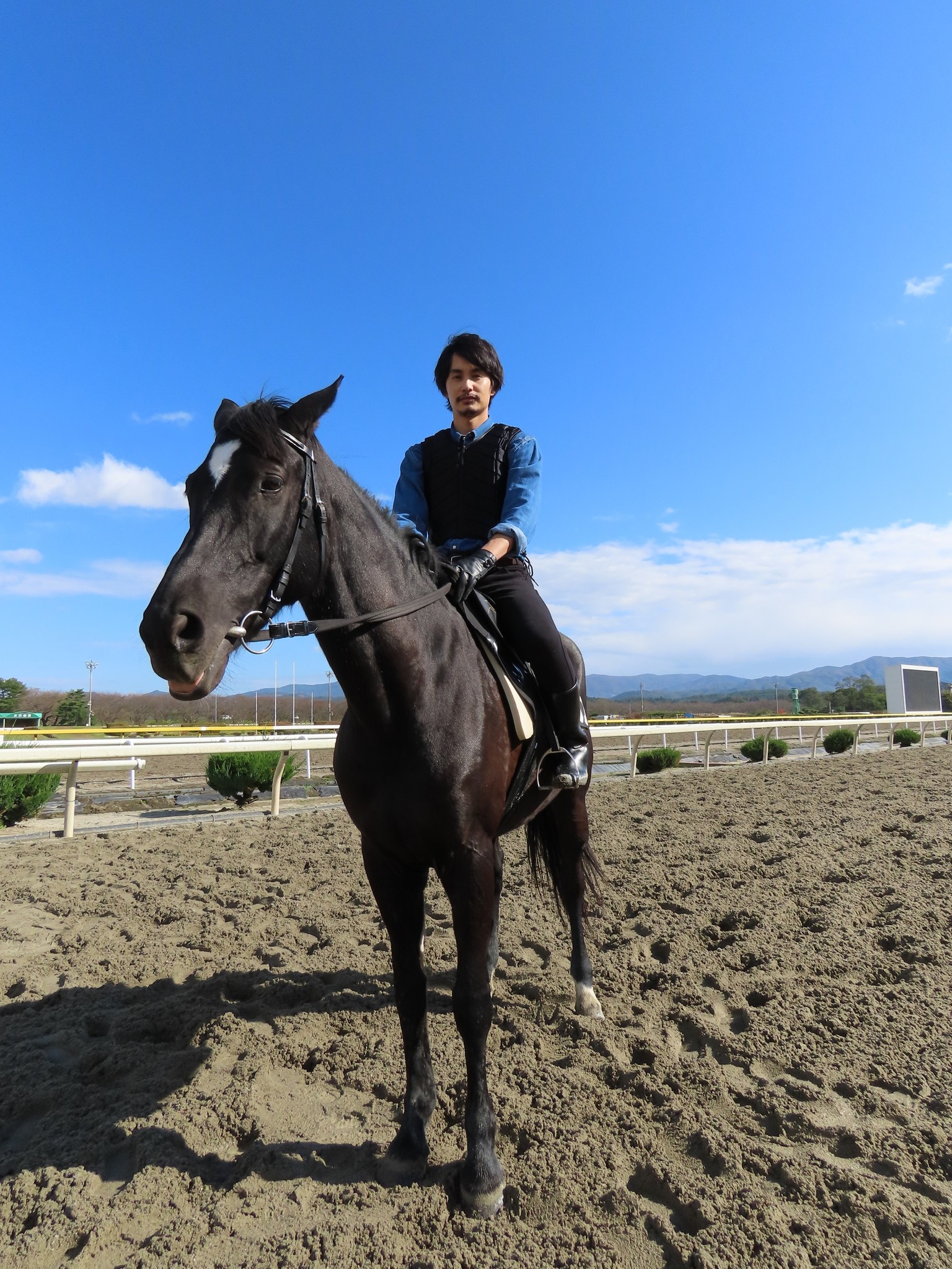 平手友梨奈 中村蒼 地方競馬を舞台にした人と馬の成長と再生の物語が今週放送 株式会社レプロエンタテインメントのプレスリリース