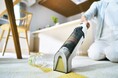 「あっ!」と思った瞬間 強力吸引で、サッとシミ取り。液体汚れに サッと使えるコードレスハンディ型シミ取りクリーナー「Shark® StainForce コードレスシミ取りクリーナー」新発売