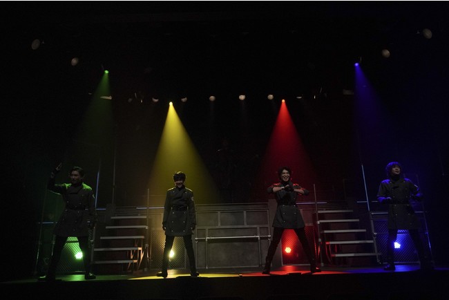 舞台「COLOR CROW -蒼霧之翼-」より。左から日向野祥、設楽銀河、高本学、阿部快征 舞台「COLOR CROW -蒼霧之翼-」より。左から日向野祥、設楽銀河、高本学、阿部快征