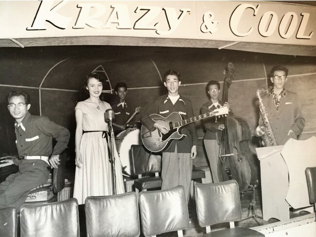 悌子さんと、ギターを抱えるのがバンドマスターで夫の勝さん　1957年頃、沖縄のクラブで