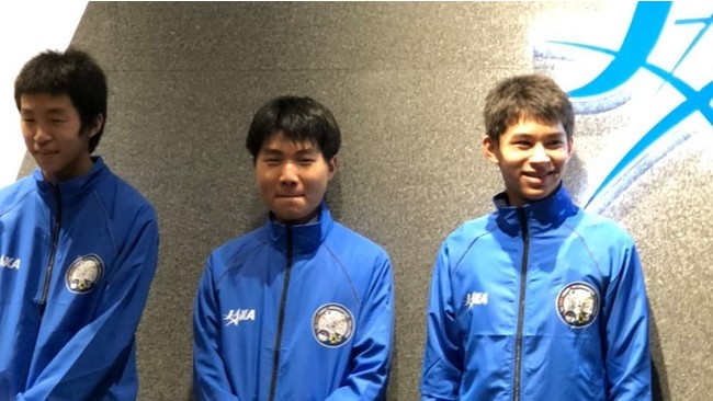 写真中央：佐藤 裕成 アレックス（14歳）、右：Joshua 衣笠 Karpelowitz（15歳）