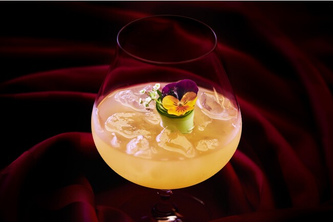コラボレーションカクテル「花言葉」。アート作品「熱帯花♯9」にインスパイアされた。アルコールなしのモクテルでのオーダーも可能。価格:2,000円、提供期間:2022年11月14日(月)~2023年3月12日(日)、※3月13日(月)以降、メニューの入替有 コラボレーションカクテル「花言葉」。アート作品「熱帯花♯9」にインスパイアされた。アルコールなしのモクテルでのオーダーも可能。価格:2,000円、提供期間:2022年11月14日(月)~2023年3月12日(日)、※3月13日(月)以降、メニューの入替有