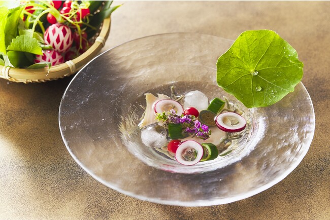 日本料理「花山椒」のお料理 蝦夷鮑とじゅん菜の水貝 土佐酢ジュレ添え
