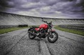 モト・グッツィの空冷縦置きVツイン エンジン搭載車の4モデルに新色を導入して発売