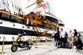 2 つのイタリアン・アイコンであるベスパとイタリア海軍の帆船アメリゴ・ベスプッチがニューヨークで出会う