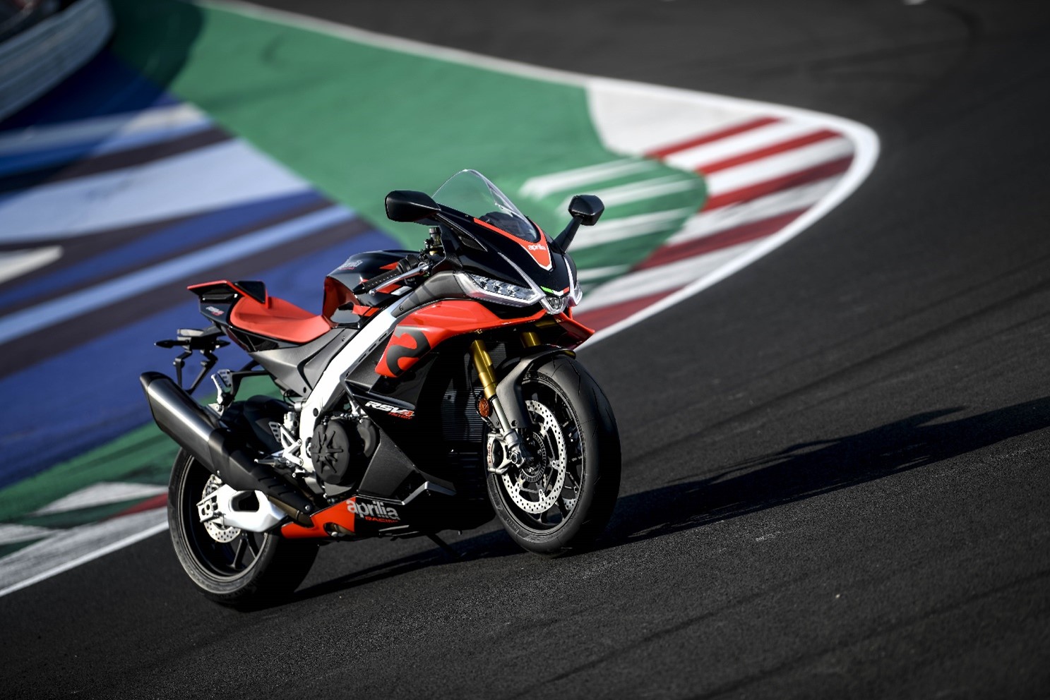 アプリリア 新型 Rsv4 Factoryを発売 一体型ウイングレットを備えた新エアロダイナミクス エンジンやエレクトロニクスが進化 ピアッジオ グループ ジャパン株式会社のプレスリリース アプリリア 新型 Rsv4 Factoryを発売 一体型ウイングレットを備えた新エアロダイナミクス エンジンやエレクトロニクスが進化 ピアッジオ グループ ジャパン株式会社のプレスリリース