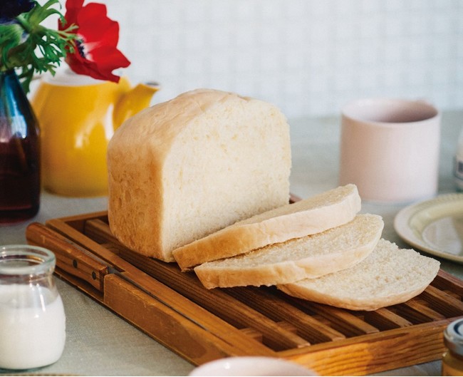 通常の食パンより膨らみは小さくなります。