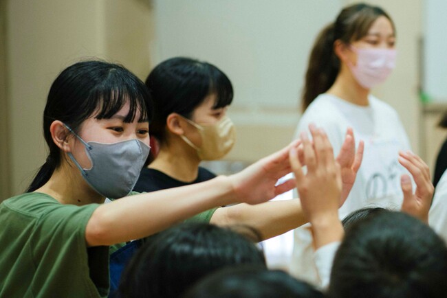 時間の経過とともに距離の縮まる児童と学生たち