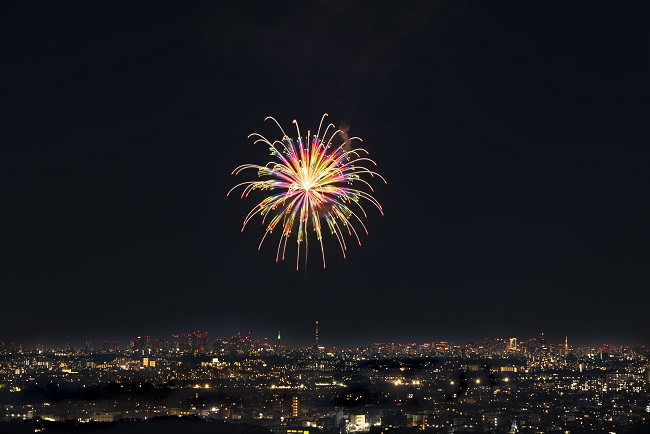 露天風呂から見える調布花火2023の様子