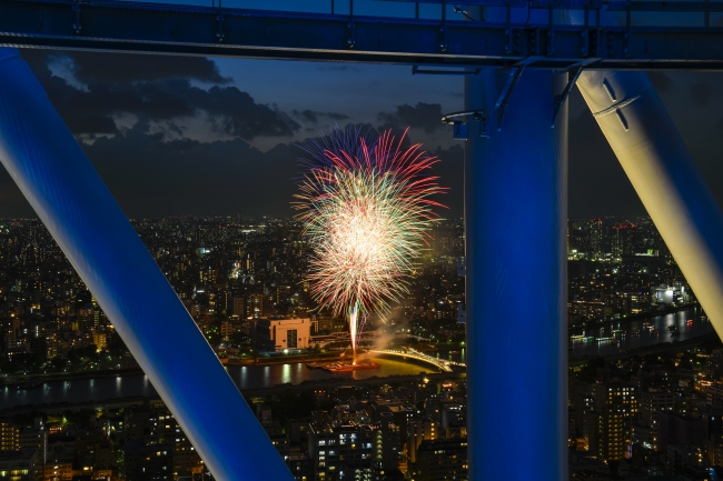 東京スカイツリーの地上１５５メートルの屋外を開放した「ＳＫＹＴＲＥＥ ＴＥＲＲＡＣＥ」から見る隅田川花火大会（イメージ）©TOKYO-SKYTREE