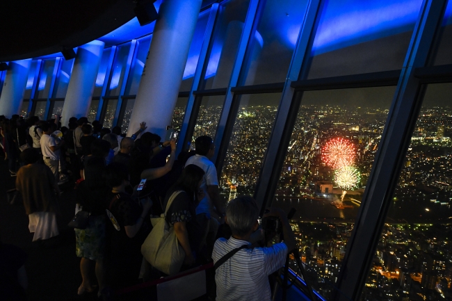 東京スカイツリー展望台から見る隅田川花火大会（昨年の様子）©TOKYO-SKYTREE