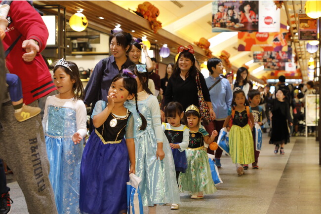 △「ハロウィン・ファミリーパレード」イメージ（過去の様子）　(C)TOKYO-SKYTREETOWN