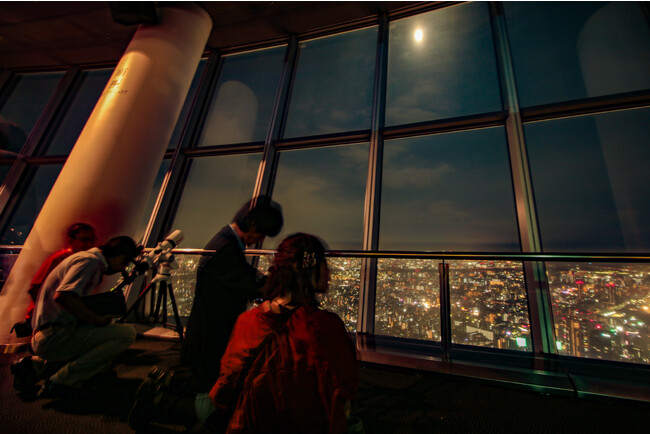 天望デッキでの名月観賞会(過去の様子) (C)TOKYO-SKYTREE