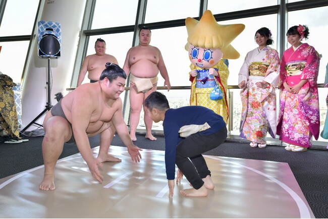 △お相撲さんと力比べ(過去の様子)　(C)TOKYO-SKYTREE