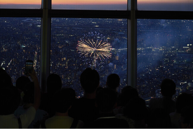 △隅田川花火大会特別営業の様子 (昨年の様子) (C)TOKYO-SKYTREE △隅田川花火大会特別営業の様子 (昨年の様子) (C)TOKYO-SKYTREE