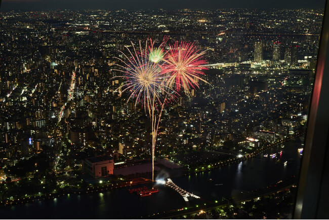 △展望台から見た花火 (昨年の様子) (C)TOKYO-SKYTREE △展望台から見た花火 (昨年の様子) (C)TOKYO-SKYTREE