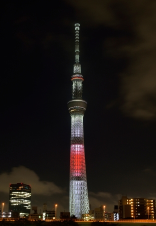 日本国旗をイメージした特別ライティング　©TOKYO-SKYTREE