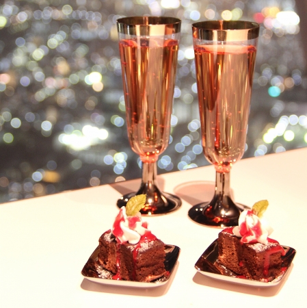 ロゼスパークリングワインとチョコブラウニー２名様分（写真はイメージです。）©TOKYO-SKYTREE
