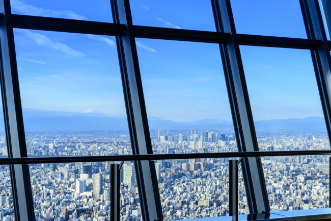 ▲富士山を望める機会の多い冬場の天望デッキからの眺望　©TOKYO-SKYTREE