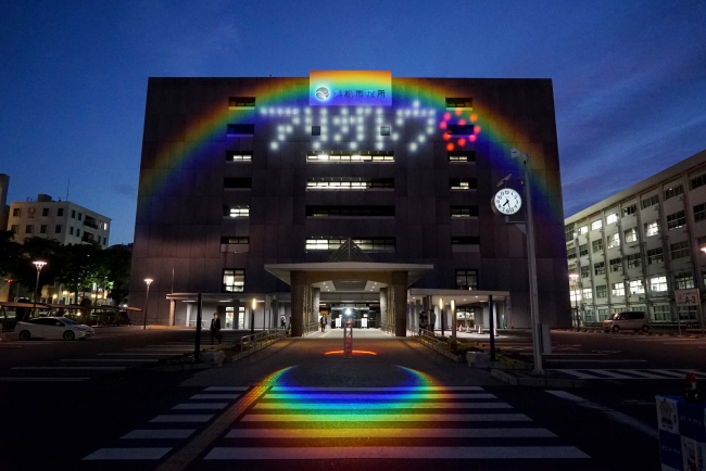 写真１．浜松市役所のアリガトウ・ライトアップ