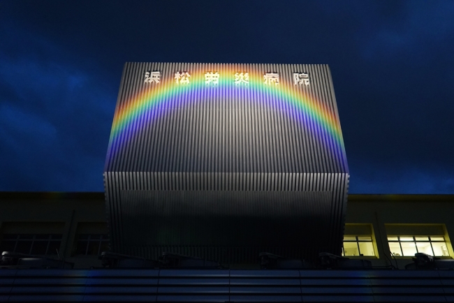 写真４．浜松労災病院の「レインボウ・ライトアップ」