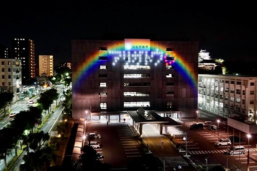 浜松市役所への光文字の投光「アリガトウ・ライトアップ」