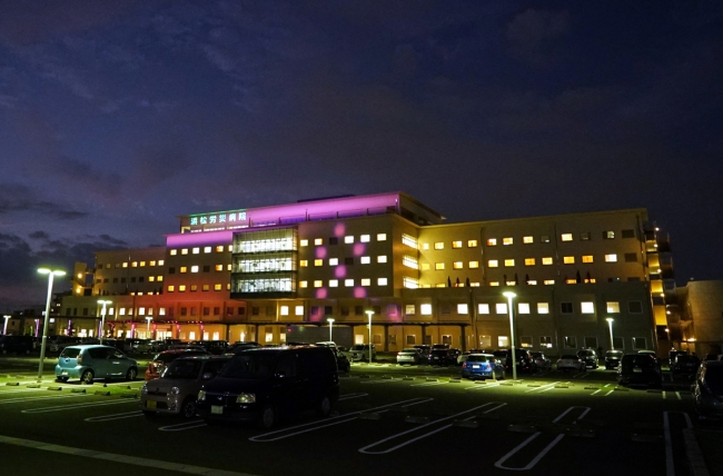 写真６．浜松労災病院のピンクリボン・ライトアップ