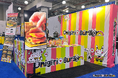 日本のハンバーガー「OnigiriBurger」アメリカ初上陸!NYのFCショーで"おいしい!"の声続出、おにぎりバーガーに長蛇の列。